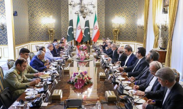 سطح فعلی مناسبات اقتصادی ایران و پاکستان متناسب با ظرفیتهای عظیم دو کشور و پیوندهای عمیق دو ملت نیست/ تقویت روابط پولی و بانکی میتواند زمینهساز جهش اقتصادی در روابط دوجانبه باشد سطح فعلی مناسبات اقتصادی ایران و پاکستان متناسب با ظرفیتهای عظیم دو کشور و پیوندهای عمیق دو ملت نیست/ تقویت روابط پولی و بانکی میتواند زمینهساز جهش اقتصادی در روابط دوجانبه باشد